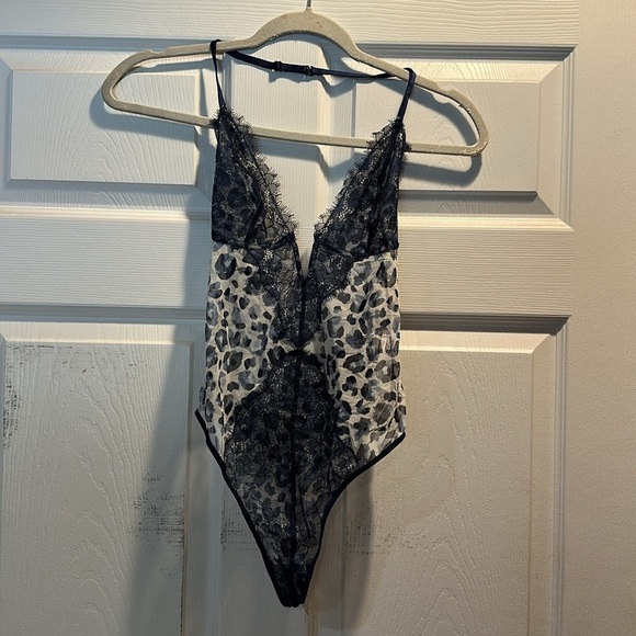 NEW! Victoria's Secret Leopard Mesh V-Wire Halter Teddy Thong Bodysuit S Lace - Picture 2 of 8